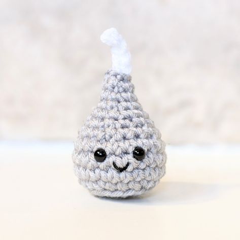 Crochet Candy Kiss Pattern, Hersey Kisses Crochet, Hershey Kiss Crochet Pattern, Crochet Hershey Kiss Free Pattern, Easy Mini Amigurumi Free Pattern, Crochet Hershey Kiss, Crochet Kisses, Crochet Kiss, Easter Candy Crafts