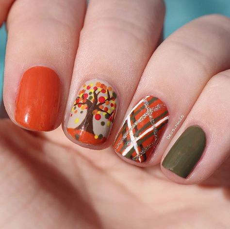 Fall Leaf Nails 2022, Fall Tree Nail Designs, Fall Tree Nails, Fall Themed Nails Autumn, Acorn Nails, September Nail Designs Fall, Demon Nails, Sept Nails, Fall Leaf Nail Designs