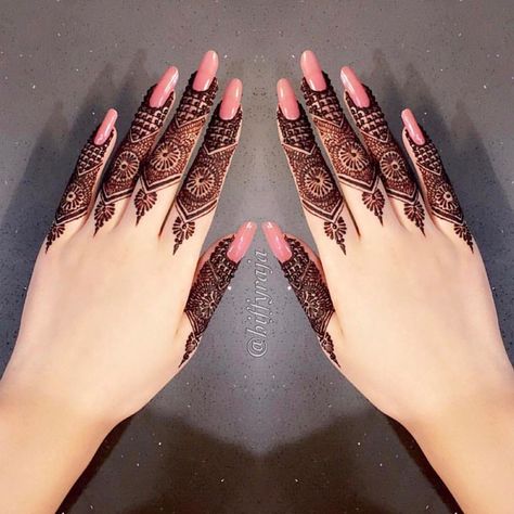 Finger henna Mehndi Fingers, Henne Tattoo, Tato Henna, Finger Henna Designs, Finger Henna, Henna Art Designs, Mehndi Design Pictures, Modern Mehndi Designs, Beautiful Henna Designs