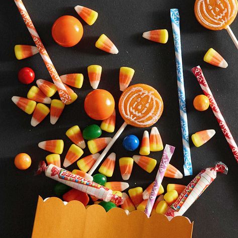 Candy Corn Drinks, Leftover Halloween Candy, Popular Candy, Halloween Treats For Kids, Kid Friendly Halloween, Halloween Treats Easy, Halloween Appetizers, Fudge Easy, Halloween Cocktails