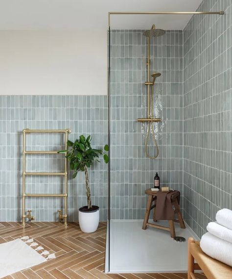 8 modern small bathroom ideas that are chic and contemporary | Real Homes Modern Small Bathroom Ideas, Bathroom Design Small Modern, Modern Small Bathroom, Small Bathroom With Shower, Modern Small Bathrooms, Bathroom Transformation, Bathroom Cleaning Hacks, Urban Industrial, Downstairs Bathroom