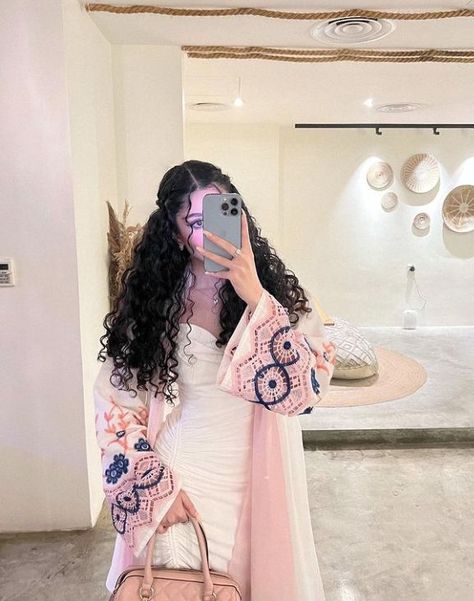 Long Curly Black Hair, Arab Girl, Long Party Gowns, Curl Styles, Hairdos For Curly Hair, Black Curly Hair, Curly Hair Tips, Baddie Hairstyles, Hair Photo