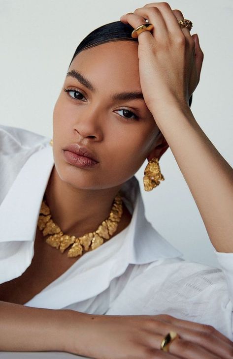 model with natural makeup and a plain white shirt and gold statement jewellery Style Working Girl, Gold Statement Jewelry, Vogue Arabia, Silver Costume, Jewellery Photography Inspiration, Jewelry Product Shots, Creative Jewelry Photography, Jewelry Photography Styling, Jewelry Editorial