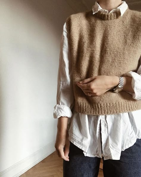 Vest Outfits, 가을 패션, Knit Fashion, Mode Inspiration, Looks Vintage, Outfits Casuales, Sweater Vest, Crochet Clothes, Minimalist Fashion