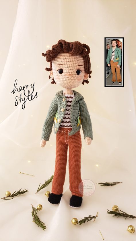 Crochet Harry Styles Doll, Amigurumi Harry Styles, Harry Styles Outfit, Teddy Bear Clothes, Crochet Animal Amigurumi, Crochet Lessons, Tiny Dolls, Crochet Doll Pattern, Crochet Videos