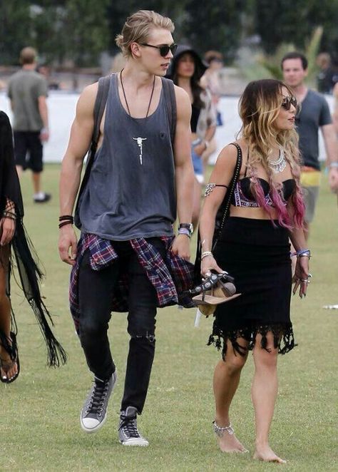 Rock Men Outfit, Rage Outfits, Rock Summer Outfits, Austin Butler And Vanessa, Look Festival, Outfits Rave, Mens Casual Outfits Summer, Surfer Style, Famous Couples