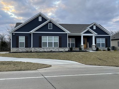 Slate Stone Exterior House, Navy Blue Siding House White Trim, Siding Ideas Exterior Ranch, Navy Blue Ranch House Exterior, White Ranch Style House, Stone Wainscoting, Blue Siding House, Blue House Exterior, Remodel Trailer