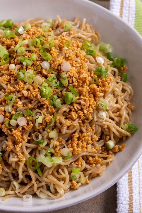 You just can’t go wrong with a plate of slurp-worthy Garlic Noodles! These chewy, springy noodles are infused with garlic in three different ways including garlic oil, fresh garlic, and fried garlic. Sunny’s Take Home Steak And Garlic Noodles, Hawaiian Noodles, Garlic Noodles Recipe, Hamburger Steak And Gravy, Chinese Garlic, Pasta Side, Fried Garlic, Hawaiian Recipes, Yummy Pasta