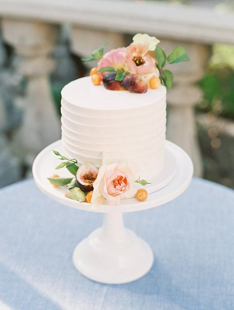 Simple Single-Tier Wedding Cake with Fresh Flowers 1 Tier Wedding Cakes, Wedding Cakes One Tier, One Tier Cake, Wedding Cake Images, Single Tier Cake, Small Wedding Cakes, Wedding Cake Roses, Fresh Flower Cake, Boda Mexicana