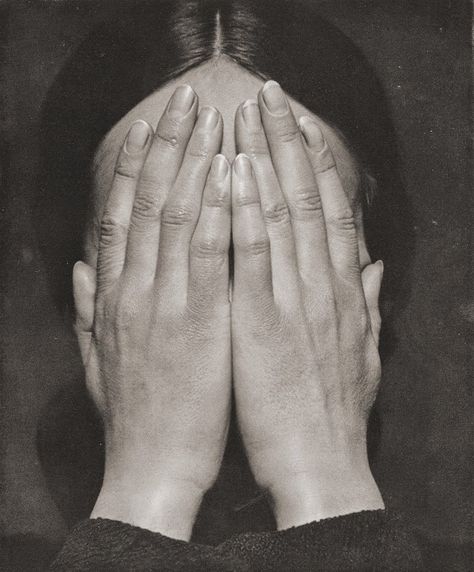 Frauenhände (women's hands), 1934 Photographer: Karl Krüger, Germany Tina Modotti, Bene Gesserit, Psychological Effects, Dragon Dance, Body Reference, Ritual, The Face, A Woman, Black And White