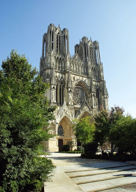 The Best Day Trips from Paris Within 2 Hours Travel Time Reims Cathedral, Day Trips From Paris, Chateau Hotel, Reims France, Day Trip From Paris, Travel Picture Ideas, Sleeping Beauty Castle, Cathedral Architecture, Jamais Vu