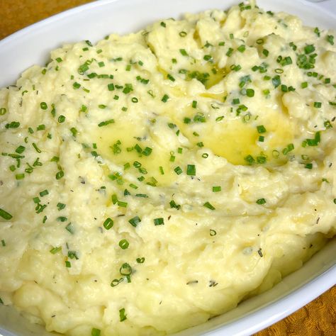 Creamy Garlic Mashed Potatoes Toni Chapman, Mash Potato Dishes, Truffle Mashed Potatoes, Creamy Garlic Mashed Potatoes, Garlic Herb Chicken, Perfect Mashed Potatoes, Mash Potatoes, Making Mashed Potatoes, Garlic Mashed Potatoes