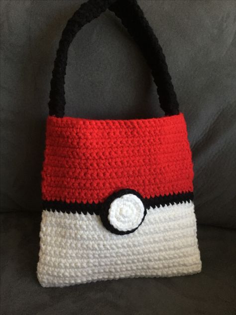 Crochet Pokéball Trick-or-Treat Bag. Adapted from Sewrella pattern. Crochet Pokeball Bag, Crochet Halloween Bags Trick Or Treat, Pokemon Crochet Bag, Crochet Trick Or Treat Bag Pattern, Halloween Crochet Bag, Crochet Halloween Bag, Crochet Bookbag, Crochet Trick Or Treat Bag, Crochet Pokeball