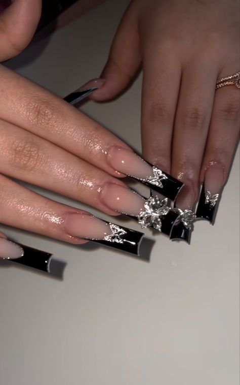 Black Glam Nails Short, Black Bday Nails, Y2k Aesthetic Nails Black, Black Nail Sets Y2k, Y2k Black French Tip Nails, Y2k Black And Silver Nails, Y2k Nails Black, Black Nails With Silver Charms, Black French Tips