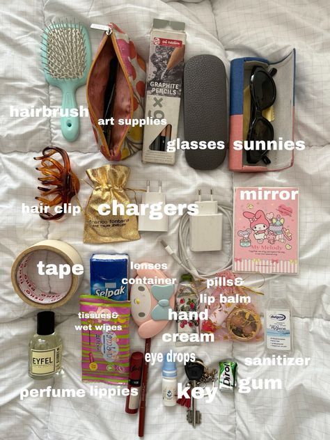 Cool Girl Bag Essentials, What’s In My Purse, Bag Essentials Aesthetic, Whats In My Backpack, Mini School Bag, Work Bag Essentials, Teen Handbags, College Backpack Essentials, Bag Supplies