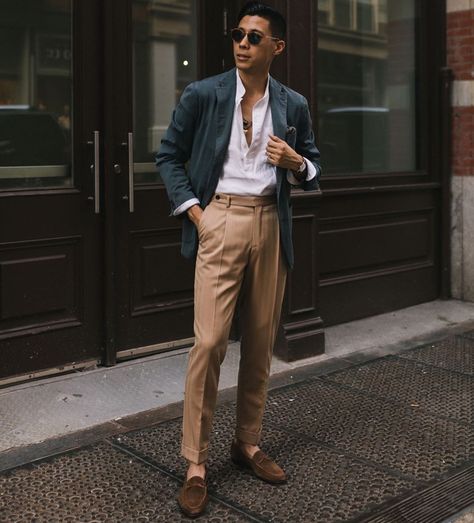 Brown Chinos Men Outfits, Suede Loafers Men Outfit, Brown Loafers Men, Light Brown Shoes, Chinos Men Outfit, Mens Brown Loafers, Brown Pants Outfit, Beige Hose, Italian Mens Fashion