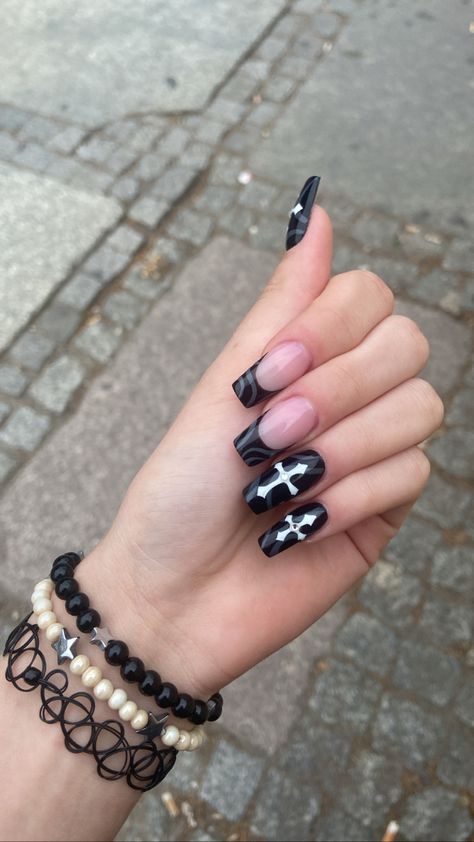 #y2k #y2kaesthetic #y2kcyber #nails #y2knails #cybery2k Y2k Nails White And Black, Short Square Y2k Nails, 2yk Nails, 2000s Nails Acrylic Y2k, Skater Nails, Nail Designs Y2k, Uñas Y2k, Nails Star, Nail Aesthetic