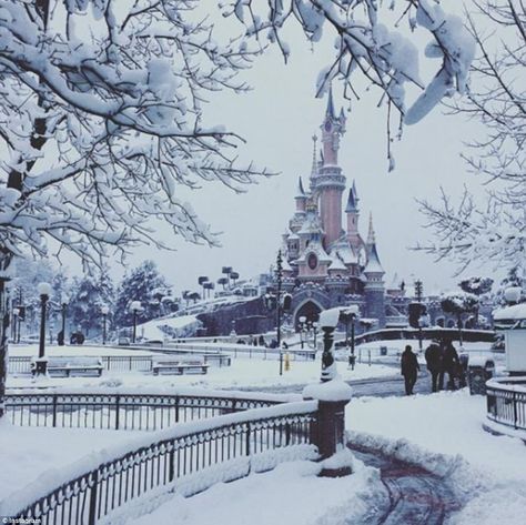 Winter wonderland: Disneyland Paris has been covered in snow, including the famous pink castle Snow Asthetic Picture, Disneyland February, Disneyland Paris Winter, Eurodisney Paris, Merry Bookmas, Disneyland Paris Christmas, City In Winter, Look Disney, Disney Winter