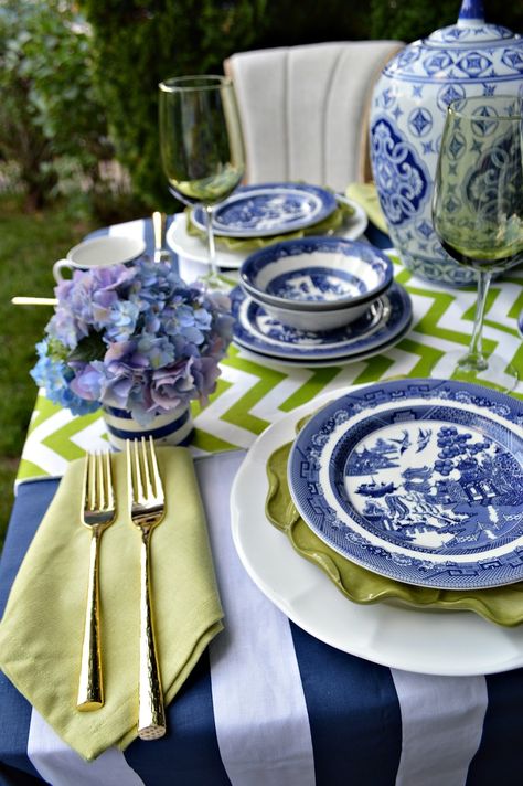 Summertime Blog Hop, Tablescapes, Tablesettings, Summer Entertaining, Tablestyling, Set the table, Blue and green, Blue willow, Navy, Blue and White, Table for two, Summer 2017 Table Decor ideas Blue And White Tablescapes, Blue Table Settings, White Table Settings, Blue Willow China, Tafel Decor, Blue White Decor, Beautiful Table Settings, White Dishes, Summer Tables