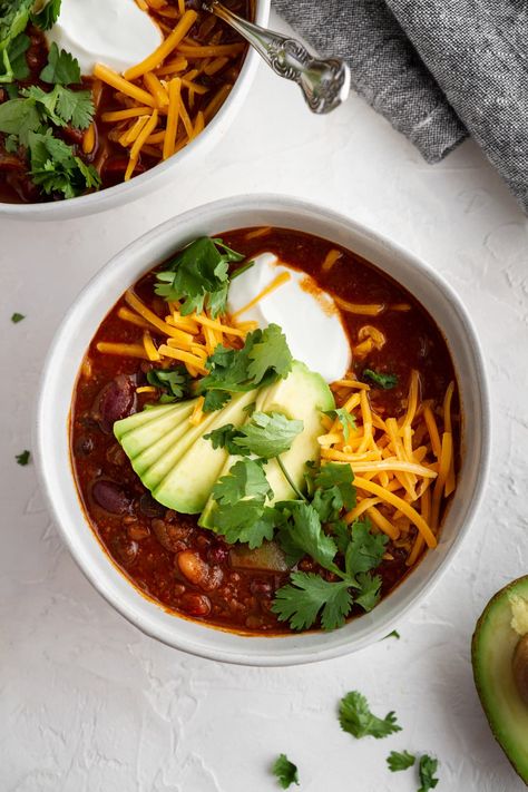 My dad's super-delicious, hearty and satisfying one-pot beef and red wine chili with beans and vegetables is the perfect comfort food! Beans And Vegetables, Chili With Beans, Potted Beef, Chili Recipe Easy, Recipe Girl, Recipes Appetizers, Lean Beef, Canned Black Beans, Chili Recipe