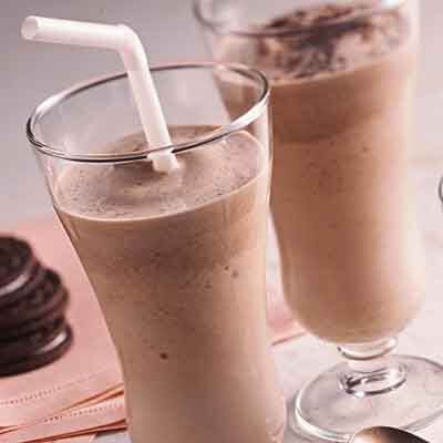 This chocolate malt will be an all-time favorite! Mocha Smoothie, Chocolate Garnishes, Milk Smoothie, Iced Mocha, Chocolate Malt, Malted Milk, Coffee Chocolate, Hot Cocoa Mixes, Think Food