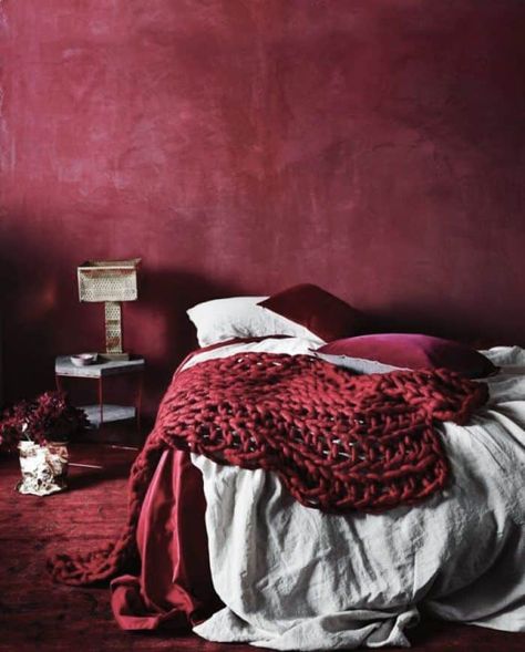 red maroon bedroom - Trendir Burgundy Bedroom Ideas, Maroon Bedroom, Burgundy Bedroom, Masculine Bedroom Decor, Red Bedroom Design, Red Bedroom Decor, Masculine Bedroom, Eclectic Bedroom, Interior Design Themes