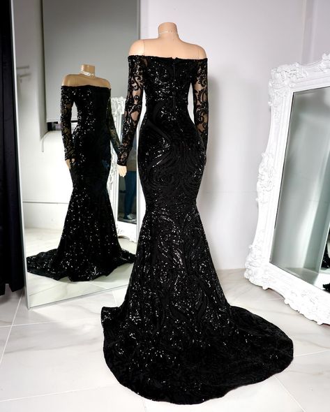 Making this in another color would be pretty ✨✨ Black And Silver Prom Dress, Black Long Sleeve Prom Dress, Black Lace Evening Gown, Mexican Quinceanera Dresses, Black Lace Gown, Elegant Wedding Guest Dress, Gorgeous Prom Dresses, Jr Prom, Hoco Dress