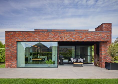 house cn • ArchitectureStudio Segers Modern Brick House Exterior, Modern Brick House, Loft Style Apartments, Flat Roof House, Tiny House Loft, Building House Plans Designs, Casa Country, House Extension Design, House Arch Design