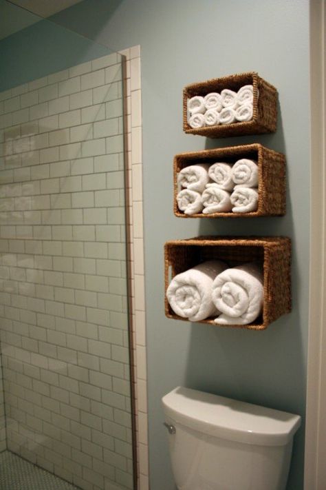 When you are short on space, hanging baskets are a great solution. You just need to purchase a few inexpensive wicker type baskets and install them on your wall Storing Towels, Diy Casa, Dollar Store Organizing, Towel Storage, Decor Minimalist, Wall Storage, Cheap Diy, Space Savers, Diy Hacks