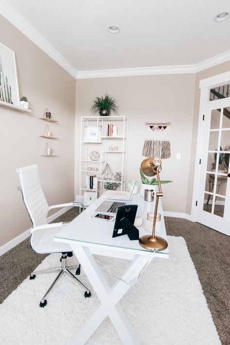 House Office Room Ideas, Simple Small Office Ideas, Clean Modern Office Decor, Home Office Inspiration Cozy Chic, L Desk Office Layout Room Ideas, Home Office Influencer, Office Desk In The Middle Of The Room, Home Office Design White Desk, Trending Home Office Ideas