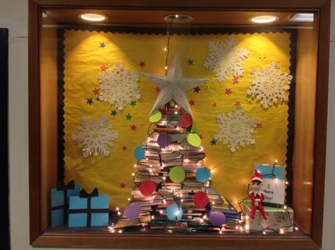 Holiday display case Display Case Ideas For School, Classroom Window Display, Christmas Library Display, Display Case Ideas, Teacher Workroom, Classroom Windows, Preschool Displays, Christmas Store Displays, Librarian Ideas