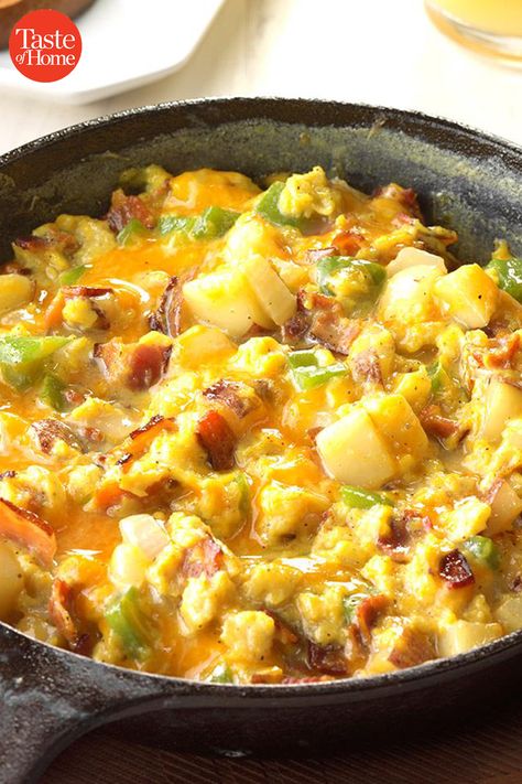 Scrambled Eggs With Potatoes, Wapakoneta Ohio, Scrambled Eggs Recipe, Breakfast Skillet, Wakey Wakey, Scrambled Egg, Cast Iron Recipes, Copycat Restaurant Recipes, Eggs Recipe