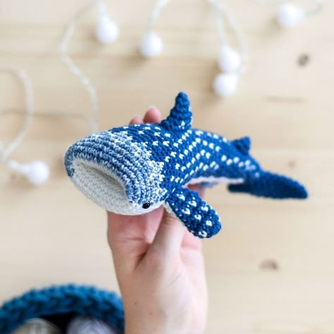 Airali design by Ilaria Caliri on Instagram: “A message from the whale shark 🦈🌊 last few hours to grab a copy of the Amigurumi Wildlife Adventure eBook by @irenestrange and I at a…” Whale Shark Crochet Bag, Whale Shark Amigurumi, Whale Shark Crochet Pattern Free, Crochet Whale Shark Pattern Free, Shark Knitting Pattern, Crochet Whale Shark, Whale Shark Crochet, Crochet Sea Creatures, Knitted Bunny