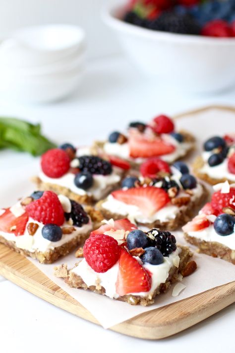 pecan crust berry fruit pizza Easter Pastries, Breakfast Pizzas, Pizza Sugar Cookie, Mini Fruit Tarts, Fruit Pizza Sugar Cookie, Fruit Pizza Recipe, Fruit Tarts, Berry Breakfast, Make Ahead Desserts