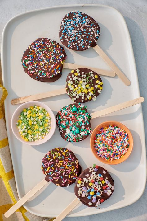 Chocolate Covered Apple Lollipops Apple Lollipops, Chocolate Apple Slices, Recipes To Make With Kids, Chocolate Covered Apples Slices, Apple Picking Season, Kid Friendly Dessert, Chocolate Covered Apples, Chocolate Diy, Log Cake