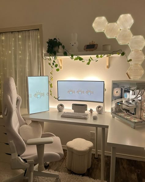 Corner Desk Space, Minimalistic Gamer Room, Desk Organization Gaming, Gamer Table Ideas, Modern Pc Setup, Soft Gaming Aesthetic, Minimalist Gamer Setup, Preppy Desk Setup, White Desk Setup Aesthetic