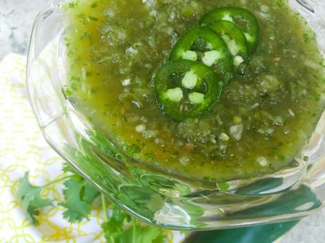 This Super Easy Jalapeño Salsa recipe is perfect with grilled meats, tacos, empanadas, eggs, tortilla chips etc. Easy to make and highly addictive salsa. Fresh Jalepeno Recipes Homemade Salsa, Chili’s Salsa Recipe, Jalapeno Salsa Verde, Authentic Mexican Green Salsa, Green Salsa Recipe Tomatillos Avocado, Jalapeno Salsa Recipe, Tortilla Chip Recipe, Salsa Verde Recipe, Mexican Appetizers