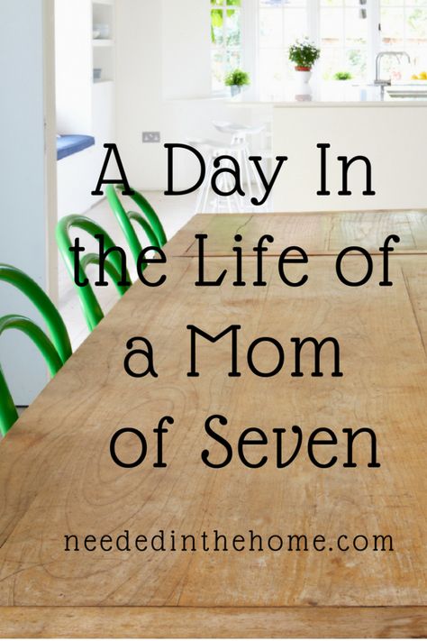 A Day In the Life of a Mom of Seven Kids / Homeschooling Mom of 7 typical day / Large family lifestyle / Homeschool lifestyle #largefamily #homeschool #homeschoolschedule from NeededInTheHome Large Families Living, Kids Day, Large Family Meals, Mom Schedule, Family Schedule, Family Systems, Homeschool Schedule, Family Mom, Mom Hacks