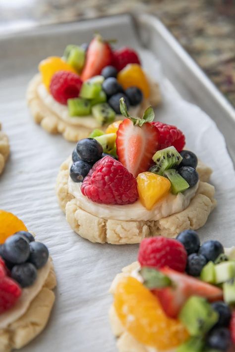 Fruit Pizza Cookies, Cookies Easy Recipe, Pizza Cookies, Resep Pizza, Summer Sweets, Cookies Easy, Soft Sugar Cookies, Fruit Pizza, Think Food