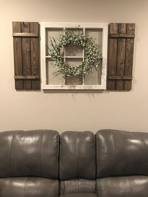 DIY window pane and shutters home farmhouse decor! Jendela Vintage, Natural Interiors, Farmhouse Windows, Wall Decor Design, Farmhouse Decor Living Room, Diy Farmhouse Decor, Country Farmhouse Decor, Country House Decor, Farmhouse Wall Decor