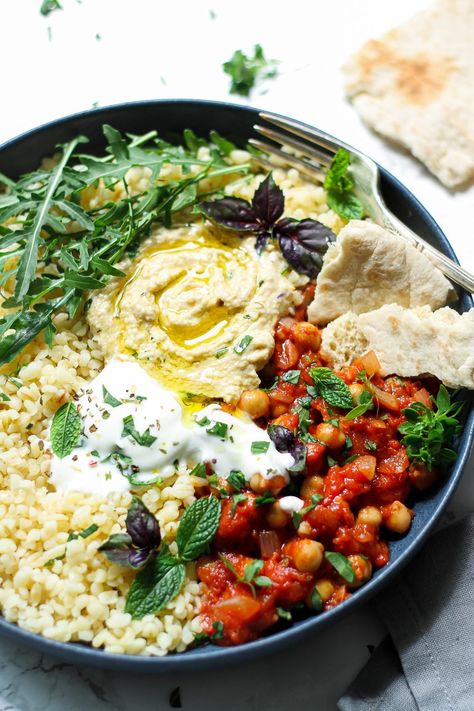 Bowl mit Kichererbsen Hummus und Bulgur Couscous Bowl, Bulgur Recipes, Salat Bowl, Healthy Fast Food Options, Bowls Recipes, Hummus Bowl, Healthy Food Swaps, Dinner Bowl, Soup Healthy