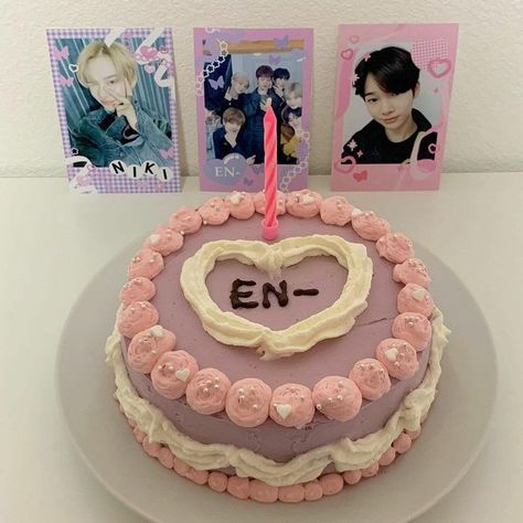 Niki Birthday Cake Enhypen, Enhypen Cake Design Ideas, Enhypen Themed Cake, K Pop Cake Design, K Pop Birthday Cake, Kpop Bday Cake, Enhypen Cake Design, Kpop Cake Design, Enhypen Birthday Cake