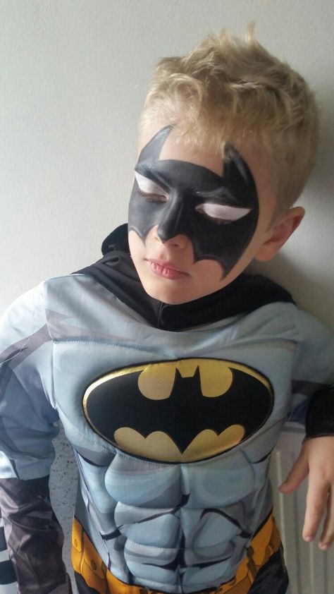 Kids batman facepaint Batman Face Paint Easy, Boy Halloween Makeup, Batman Costume For Boys, Spider Man Face Paint, Batman Face Paint, Batman Makeup, Face Painting Ideas For Kids, Batman Face, Makeup For Kids