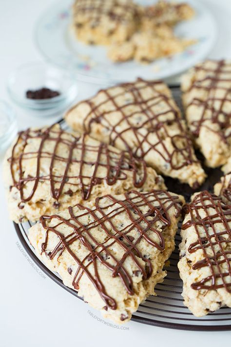 These chocolate coconut scones are great to have in the mornings with your cup of coffee or tea! Coconut Scones Recipe, Coconut Scones, Recipe With Coconut Milk, Breakfast Scones, Chocolate Scones, Table For Two, Scones Recipe, Chocolate Caliente, Think Food