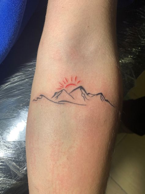 Tennessee Tattoos For Women, Waves And Mountains Tattoo, Colorado Tattoo Ideas For Women, Mountain Sunset Tattoo, Utah Tattoo Ideas, Tattoo Montagne, Panama Tattoo, Utah Tattoo, Tattoo Wave