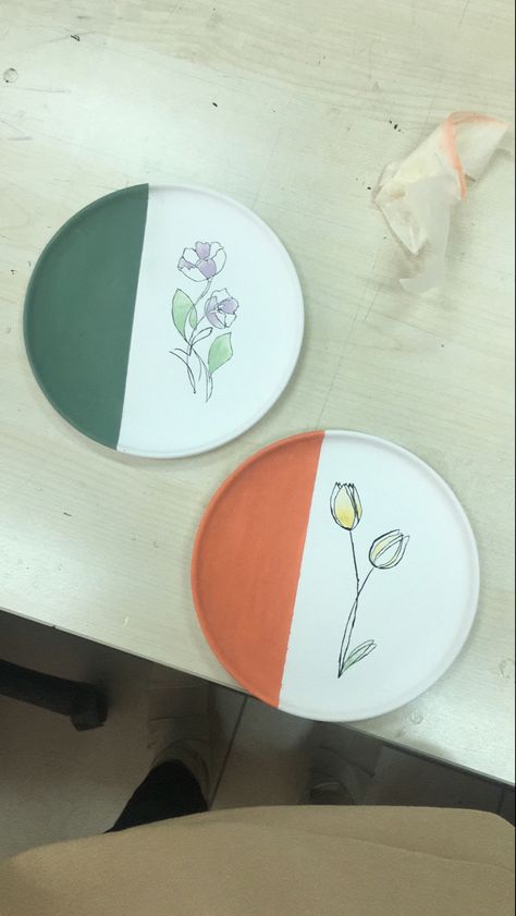 Pottery Painting Ideas Pastel, Easy Ceramic Plate Painting Ideas, Easy Porcelain Painting Ideas, Cute Painted Plate Ideas, Ceramic Plate Painting Ideas Aesthetic, Simple Plate Designs, Keramik Painting Plate, How To Paint On Ceramic, Pastel Pottery Painting