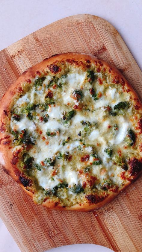 Broccoli pizza with basil pesto? Really? When you are done being safe with the usual izza toppings, dare to slice into this. Basil Pesto Pizza, Pesto Pizza Toppings, Pizza With Broccoli, Pizza With Basil, Broccoli Pizza, Pesto Pizza Recipe, Basil Pizza, Creamy Pesto Sauce, Savory Breads