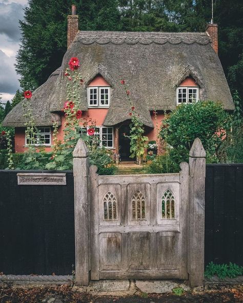 Photos Of Britain 🇬🇧 on Instagram: “Could you live in this wonderful Widdington thatched cottage? Yes or No? If you type Yes, I will pop this rectory cottage in the post to…” Garden Huts, British Cottage, English Country Cottages, Cute Cottages, Storybook Homes, Fairytale Cottage, Storybook Cottage, Quaint Cottage, Cottage Exterior