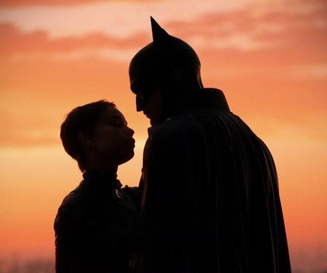 Robert Pattinson Batman And Catwoman, The Batman And Catwoman, Batman Kiss Catwoman, Catwoman The Batman, Ben Batman, Batman Cat, Comfort Movie, Batman Catwoman, Zoë Kravitz