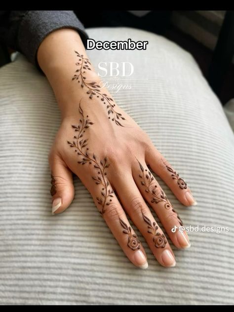 Aesthetic Minimal Mehndi, Minimal Mehndi Designs, Minimal Mehndi, Finger Mehendi Designs, Henna Flower Designs, Wrist Henna, Tattoo Design For Hand, Unique Henna, Henna Designs Wrist